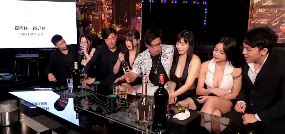 Vừa hát karaoke vừa đụ bốn em gái bấm bài vú to