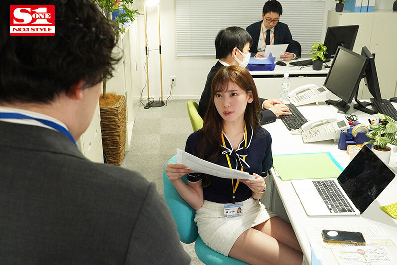 Nữ nhân viên văn phòng xinh dâm và anh công nhân may mắn Fua Kaede